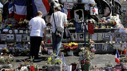 Attentats de Paris : nettoyage de la place de la République