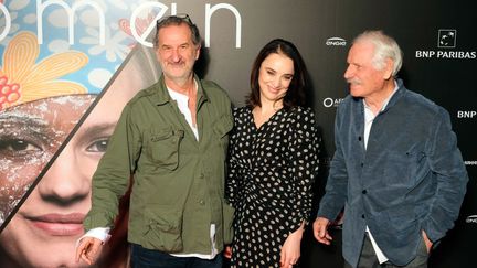 Le compositeur de la musique du film,&nbsp;Armand Amar, les réalisateurs Anastasia Mikova et Yann Arthus-Bertrand à la première de "Woman" à l'UGC Normandie à Paris, le 3 mars 2020.
 (LAURENT VITEUR / WIREIMAGE)