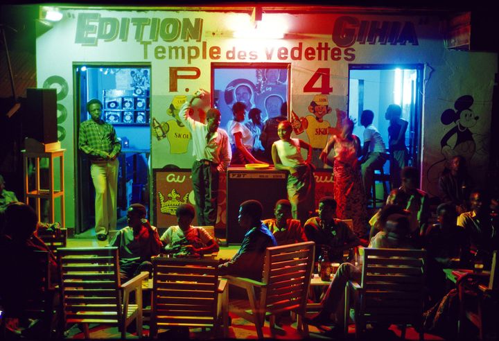 Pascal Maître, RD Congo, 1986 : à Kikwit, dès la nuit tombée, les haut-parleurs installés sur les terrasses des bars et des night-clubs se mettent à hurler les rythmes ensorcelants des tubes à la mode. La musique est au centre de la vie des Congolais dont le pays à produit la plupart des grands musiciens d'Afrique centrale.
 (Pascal Maître / Agence COSMOS)