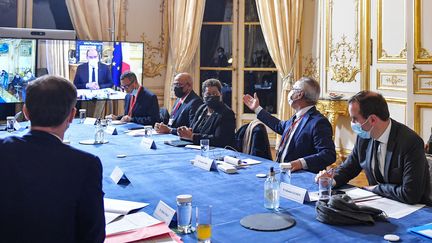 Le Premier ministre, Jean Castex, préside une réunion de crise sur la situation en Guadeloupe avec les ministres concernés et les élus locaux, le 22 novembre 2021, à Paris.&nbsp; (JULIEN DE ROSA / AFP)