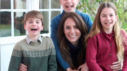 Kate Middleton présente ses excuses après la diffusion d'une photo retouchée (France 2)