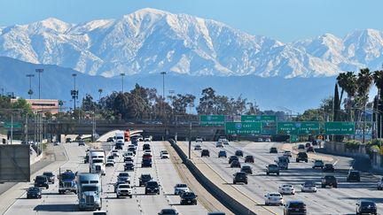 Des voitures sur une route près de Los Angeles, en Californie (Etats-Unis). (FREDERIC J. BROWN / AFP)