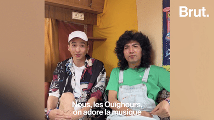 Aishan et Erpan, tous les deux Ouïghours, ont fui la Chine. À travers leur musique, ils veulent porter leur message politique et faire connaître leur culture que la pays veut effacer.