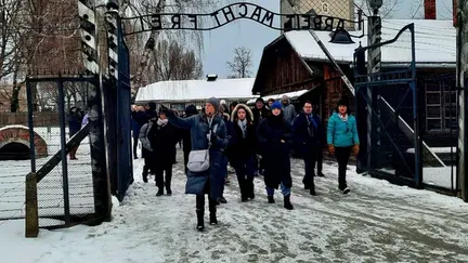 Pour la première fois, une délégation a visité les camps d'Auschwitz-Birkenau, en passant sous le tristement célèbre portail d'entrée. (JEROME VAL / FRANCEINFO)