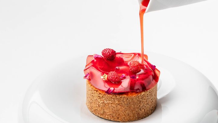 La tartelette aux fraises signée Yazid Ichemrahen, une pâtisserie d'été avec des fruits d'excellence. (ROYAL MONCEAU RAFFLES PARIS)