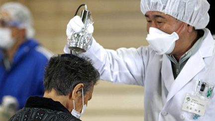 Dosage de radiations à Koriyama, dans la préfecture de Fukushima, à 60 km de la centrale nucléaire, le 17 mars 2011. (AFP/GO TAKAYAMA)