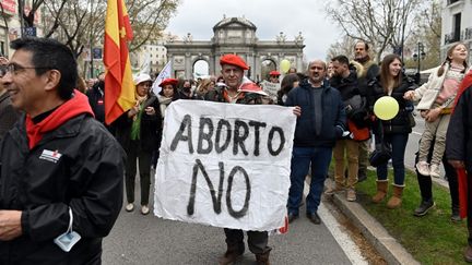 Une manifestation contre le droit à l'avortement, le 27 mars 2022, à Madrid (Espagne). (OSCAR DEL POZO CANAS / AFP)