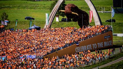 Des milliers de fans néerlandais lors de la course sprint du Grand Prix d'Autriche, le 9 juin 2022. (MINE KASAPOGLU / ANADOLU AGENCY via AFP)