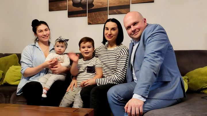 Piotr, polonais, chez lui à Lublin où il héberge deux sœurs ukrainiennes et leurs enfants. (BENJAMIN ILLY / RADIO FRANCE)