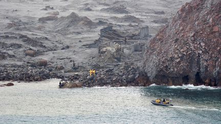 L'équipe de militaires néo-zélandais, le 13 décembre 2019 sur White Island (Nouvelle-Zélande). (NEW ZEALAND DEFENCE FORCE / AFP)