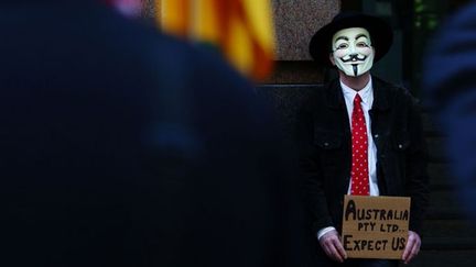 A Sydney devant la banque centrale d’Australie, «Puissants, attention à vous, l’Australie est là», semble dire l’un des 2000 indignés portant porte un masque de Guy Fawkes, devenu grâce à la bande dessinée et au cinéma, le symbole d’un défenseur des libertés luttant contre les injustices des puissants. (AFP/MARIANNA MASSEY)