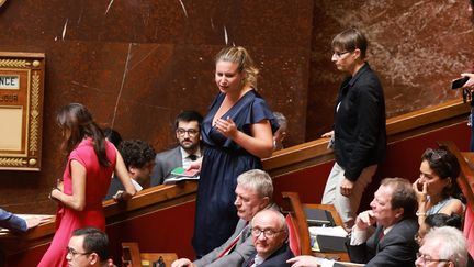 Les députés de la Nupes, notamment Mathilde Panot, quittent l('hémicycle en réaction au propos d'Éric Dupond-Moretti sur l'antisémitisme, le 3 août 2022. (PH LAVIEILLE / MAXPPP)