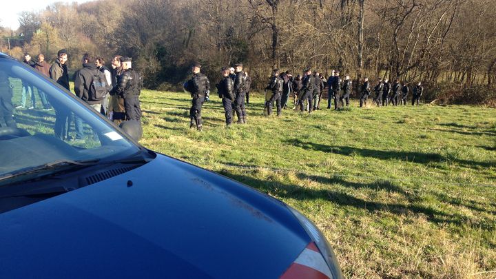 A l'ext&eacute;rieur de la Zad, les gendarmes mobiles s'interposent devant les agriculteurs pro-barrage. (ILAN CARO / FRANCETV INFO)