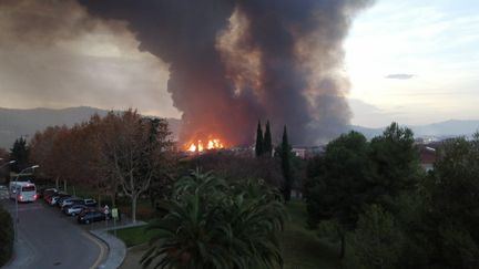 Le feu s'est déclaré dans une usine de&nbsp;recyclage de dissolvants et de résidus industriels&nbsp;à Montornès-del-Vallès, près de Barcelone. (PROTECTION CIVILE DE CATALOGNE)