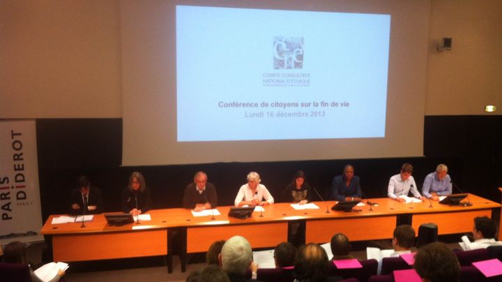 Des membres de la "conf&eacute;rence de citoyens" sur la fin de vie pr&eacute;sentent leur texte &agrave; Paris, le 16 d&eacute;cembre 2013. (  FRANCETV INFO )