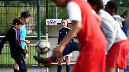 Une équipe de football composée de filles et de garçons, à Fleury-Mérogis (Essonne), le 20 mai 2019. (FRANCK FIFE / AFP)