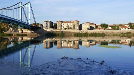 Un pont sur le Rh&ocirc;ne, &agrave; hauteur de Sablons (Is&egrave;re). (MOIRENC CAMILLE / AFP)