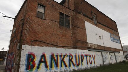 Le mot "banqueroute" est peint sur un immeuble en ruines &agrave; D&eacute;troit (Michigan, Etats-Unis), le 3 d&eacute;cembre 2013. (JOSHUA LOTT / REUTERS)