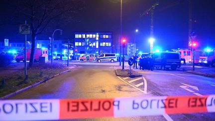 Des policiers et des secouristes en intervention à Hambourg, où des coups de feu mortels ont été tirés, le 9 mars 2023. (JONAS WALZBERG / DPA/  AFP)