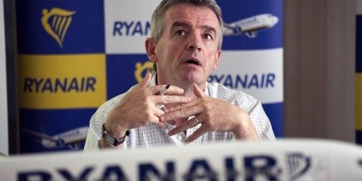 Michael O'Leary, le patron de Ryanair, lors d'une conférence de presse à Marignane, le 26 juillet 2011. La compagnie aérienne à bas coûts est un symbole du dynamisme irlandais des années 2000. (AFP PHOTO BERTRAND LANGLOIS)
