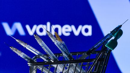 Des seringues devant le logo du laboratoire Valneva, à Dublin (Irelande), le 28 mai 2021. (ARTUR WIDAK / NURPHOTO / AFP)