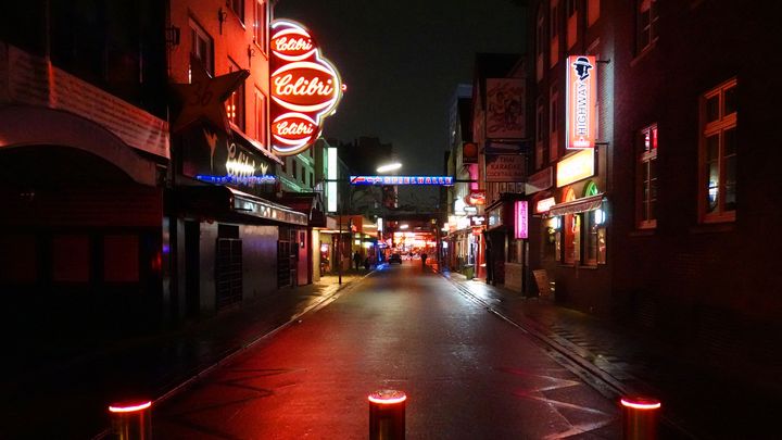 La rue Grosse Freheit ("Grande liberté") du "quartier rouge" de Sankt Pauli, le 29 octobre 2020 à Hambourg (Allemagne). (AFP)