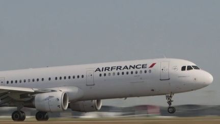 Les grèves pourraient perturber les retrouvailles familiales des vacances de Noël. À la fois SNCF et chez Air France, la menace plane toujours, mais le gouvernement se veut pourtant confiant. (FRANCE 2)