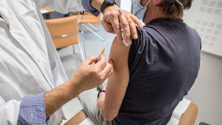 Un médecin généraliste vaccine un patient contre le Covid-19 à Gragnague (Haute-Garonne), le 26 février 2021.&nbsp; (FRED SCHEIBER / AFP)