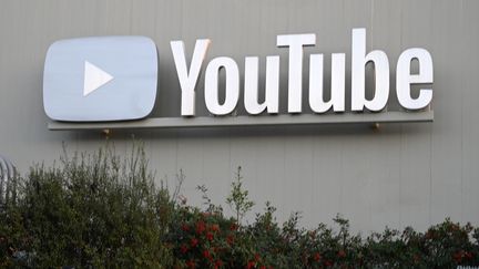 Un logo de YouTube sur la facade du YouTube Space, un studio de production de vidéos, à Los Angeles (Etats-Unis) le 21 novembre 2019. (ROBYN BECK / AFP)