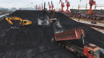 Le terminal charbonnier du port de Lianyungang, en Chine, le 15 décembre 2023. (STR / AFP)