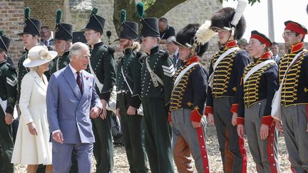 Le prince Charles et son épouse Camilla, Duchesse de Cornouailles, inspectent les troupes en tenue historique à la ferme d'Hougoumont (17 juin 2015)
 (Thierry Roge / Belga Mag / AFP)