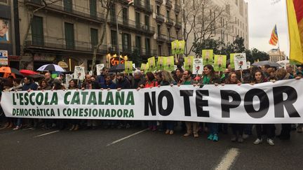 En tête du cortège, les défenseurs du système&nbsp;éducatif catalan&nbsp;portaient une pancarte disant "l'école catalane, démocratique et force de cohésion, nous n'avons pas peur". (Leticia FARINE / RADIO FRANCE)