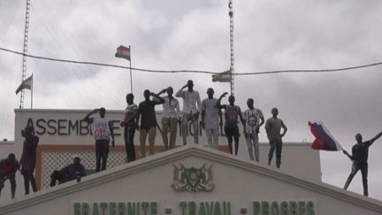 La tension monte encore d’un cran au Niger. Les putschistes demandent désormais le départ de l’armée française. 1 500 soldats sont déployés là-bas dans le cadre de la lutte anti-terroriste. (franceinfo)