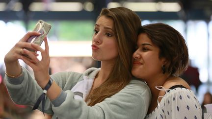 La YouTubeuse Emma CakeCup en pleine séance de selfie avec une fan
 (DR)