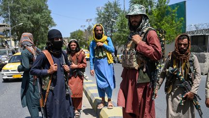 Des combattants talibans sont regroupés à Kaboul (Afghanistan) au lendemain de leur entrée dans la capitale, le 16 août 2021. (WAKIL KOHSAR / AFP)