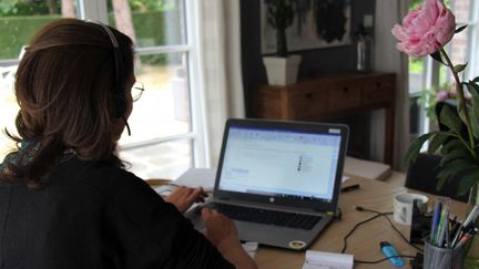 Une femme en télétravail. Photo d'illustration. (CLAIRE LEYS / FRANCE-BLEU DRÔME-ARDÈCHE)