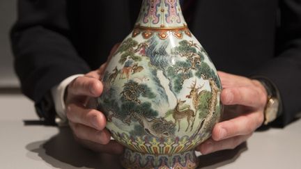 Un vase chinois Qianlong rare trouvé dans un grenier et bientôt vendu chez Sotheby's
 (Thomas Samson / AFP)