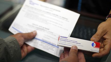 Un homme achète un vaccin contre la grippe, le 6 octobre 2017 à Ajaccio (Corse-du-Sud). (PASCAL POCHARD-CASABIANCA / AFP)