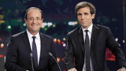 Le pr&eacute;sident de la R&eacute;publique,&nbsp;Fran&ccedil;ois Hollande, et le journaliste de France 2&nbsp;David Pujadas,&nbsp;le 29 mai 2012 &agrave; Paris. (THOMAS SAMSON / AFP)