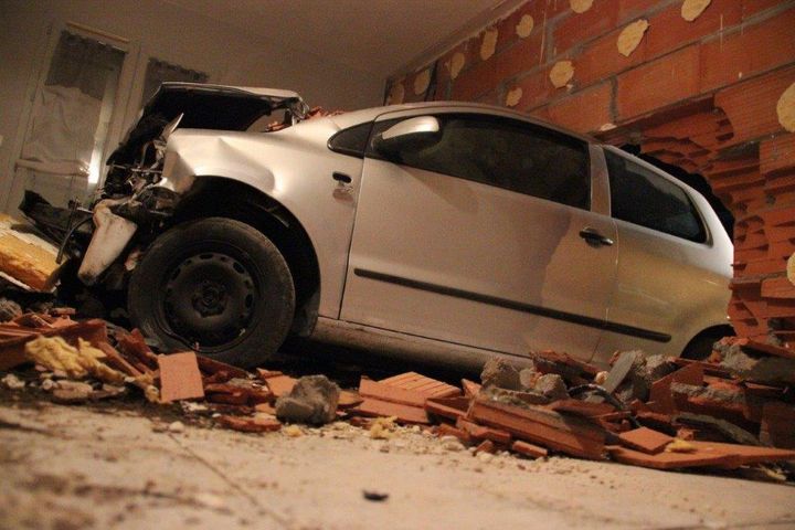 Le v&eacute;hicule a litt&eacute;ralement d&eacute;fonc&eacute; le mur de cette maison de Carlux (Dordogne), le 17 octobre 2015. (SDIS24)