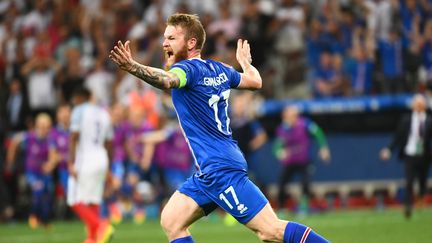 Le capitaine islandais, Aron Gunnarsson, célèbre la victoire de ses troupes sur l'Angleterre, le 27 juin 2016 à Nice (Alpes-Maritimes). (ANNE-CHRISTINE POUJOULAT / AFP)