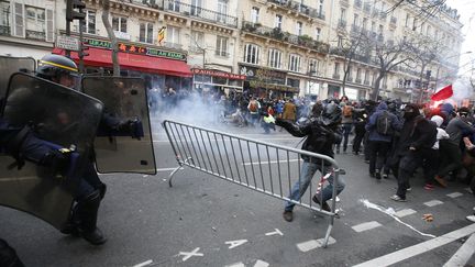 Des manifestants font face aux CRS, place de la République, après la dispersion d'une chaîne humaine pour le climat, le 29 novembre 2015. (ERIC GAILLARD / REUTERS)