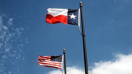 Un drapeau am&eacute;ricain et un drapeau texan. (WILLY MATHEISL / DPA / AFP)