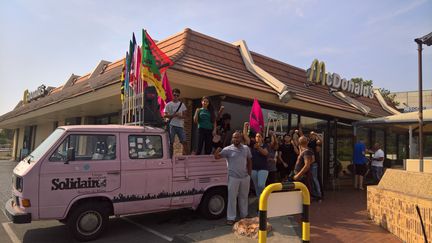 Des salariés du restaurant McDonald's Saint-Barthélemy de Marseille (Bouches-du-Rhône), le 7 août 2018.&nbsp; (FABIEN MAGNENOU)