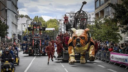 Le géant "Bull Machin" de la compagnie Royal de Luxe défile à Villeurbanne à l'occasion des festivités "Villeurbanne capitale française de la culture 2022", le 25 septembre 2022 (JOEL PHILIPPON / MAXPPP)