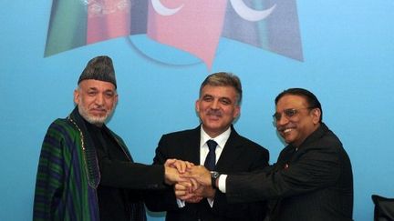 Le President turque Abdullah Gul (Centre), le Pakistanais Asif Ali Zardari (Droite) et l'Afghan Hamid Karzai (Gauche). (MUSTAFA OZER / AFP)