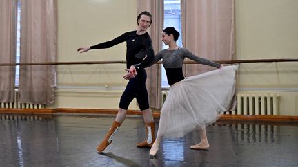 Natalia Matsak et Sergii Kryvokon, deux danseurs étoiles de l'Opéra national d'Ukraine, répètent à Kiev, le 15 décembre 2022. (SERGEI SUPINSKY / AFP)