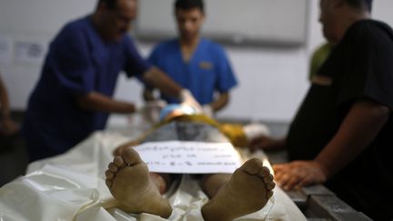 &nbsp; (Les médecins autour du corps de Brahim © REUTERS / Suhaib Salem)