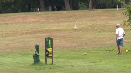 Sécheresse :&nbsp;une dérogation permettant l'arrosage d'une partie des terrains de golf crée la&nbsp;polémique (France 3)