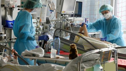 Un service de soins intensives&nbsp;de l'hôpital universitaire de Leipzig (Allemagne),&nbsp;le 8 novembre 2021. (WALTRAUD GRUBITZSCH / DPA-ZENTRALBILD / AFP)